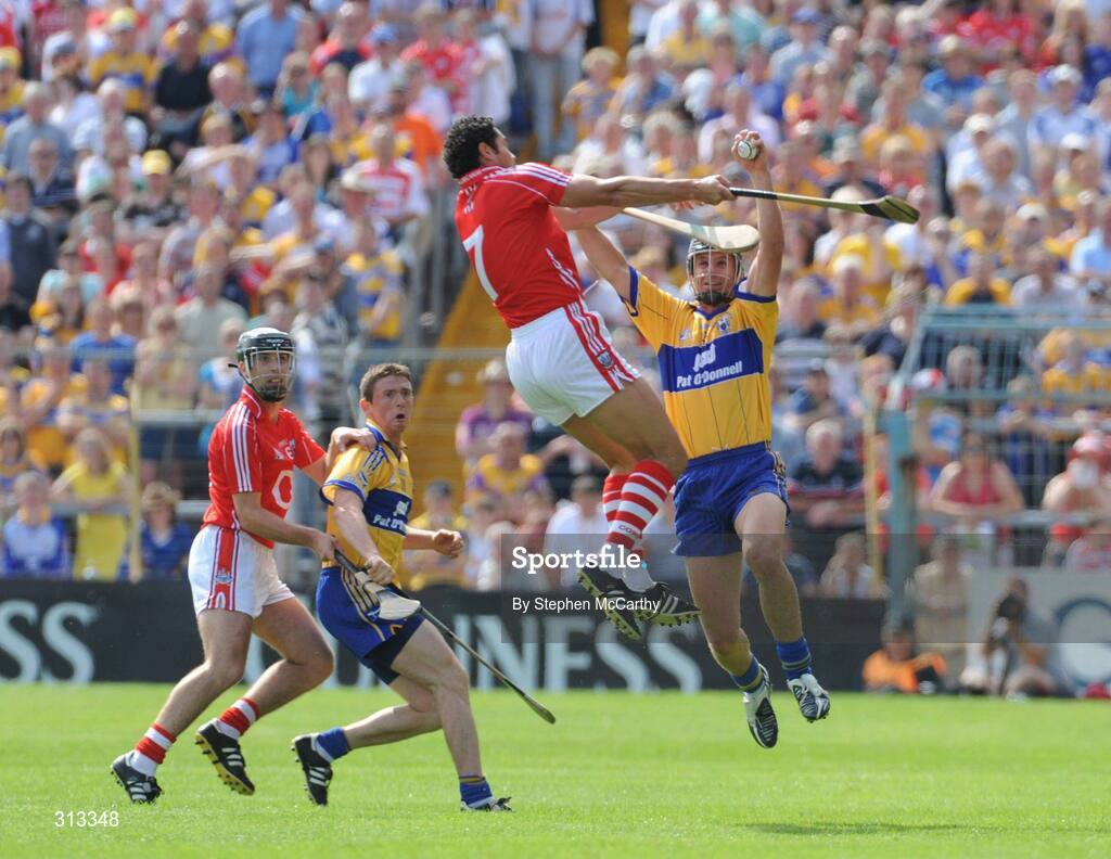 27 July 2008; Tony Griffin, Clare, catches a high ball ahead of Sean Og O hAilpin, Cork. GAA Hurling All-Ireland Senior Championship Quarter-Final, Clare v Cork, Semple Stadium, Thurles, Co. Tipperary. Picture credit: Stephen McCarthy / SPORTSFILE