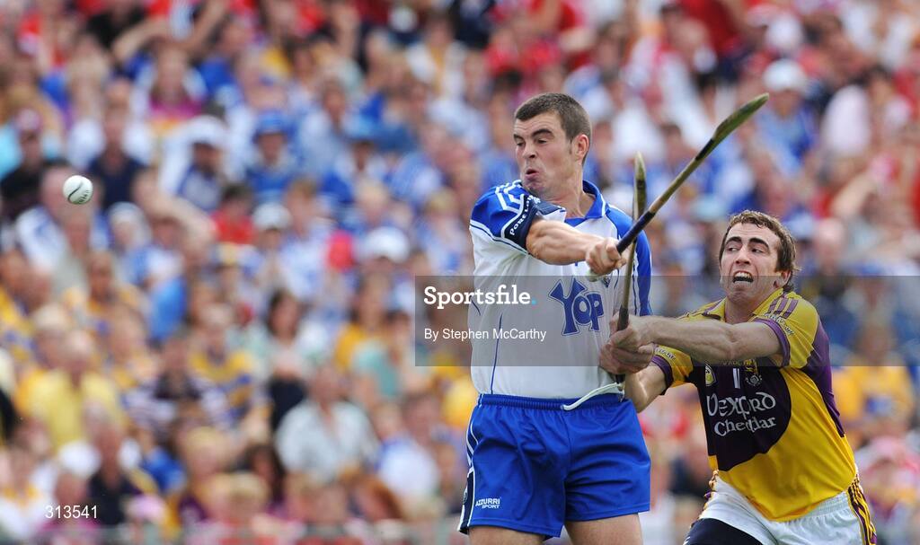 27 July 2008; Willie Doran, Wexford, shoots to score his goal despite the attention of Bryan Phelan, Waterford. GAA Hurling All-Ireland Senior Championship Quarter-Final, Wexford v Waterford, Semple Stadium, Thurles, Co. Tipperary. Picture credit: Stephen McCarthy / SPORTSFILE