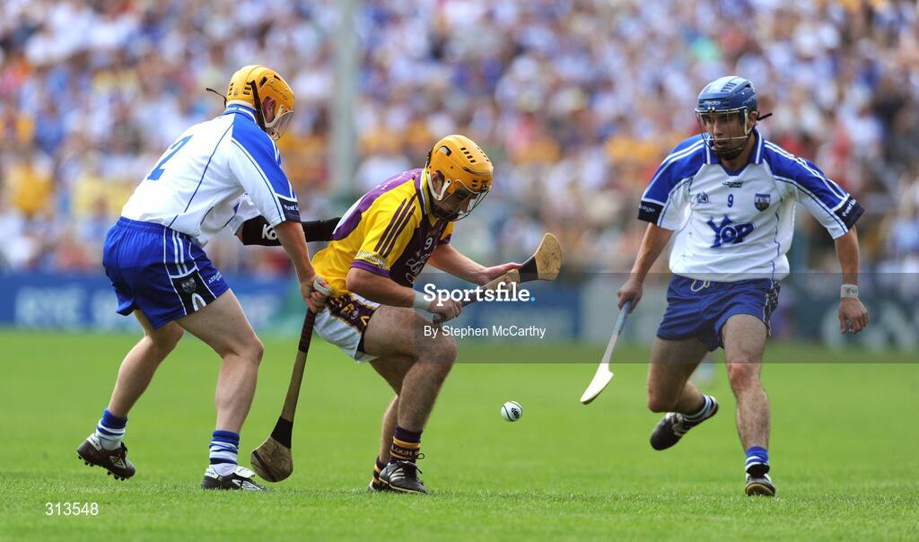 27 July 2008; David Redmond, Wexford, in action against Eoin Murphy, left, and Jamie Nagle, Waterford. GAA Hurling All-Ireland Senior Championship Quarter-Final, Wexford v Waterford, Semple Stadium, Thurles, Co. Tipperary. Picture credit: Stephen McCarthy / SPORTSFILE