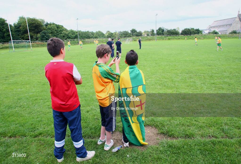 24 July 2008; Young Donegal fans watch their heroes warm up on a side pitch before the game. GAA Football All-Ireland Senior Championship Qualifier - Rd 2, Donegal v Monaghan, Ballybofey, Co. Donegal. Picture credit: Oliver McVeigh / SPORTSFILE