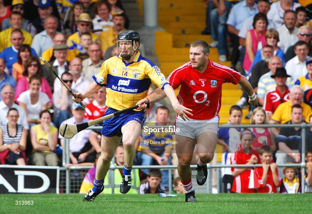 27 July 2008; Niall Gilligan, Clare, in action against Diarmuid O'Sullivan, Cork. GAA Hurling All-Ireland Senior Championship Quarter-Final, Cork v Clare, Semple Stadium, Thurles, Co. Tipperary. Picture credit: Dáire Brennan / SPORTSFILE