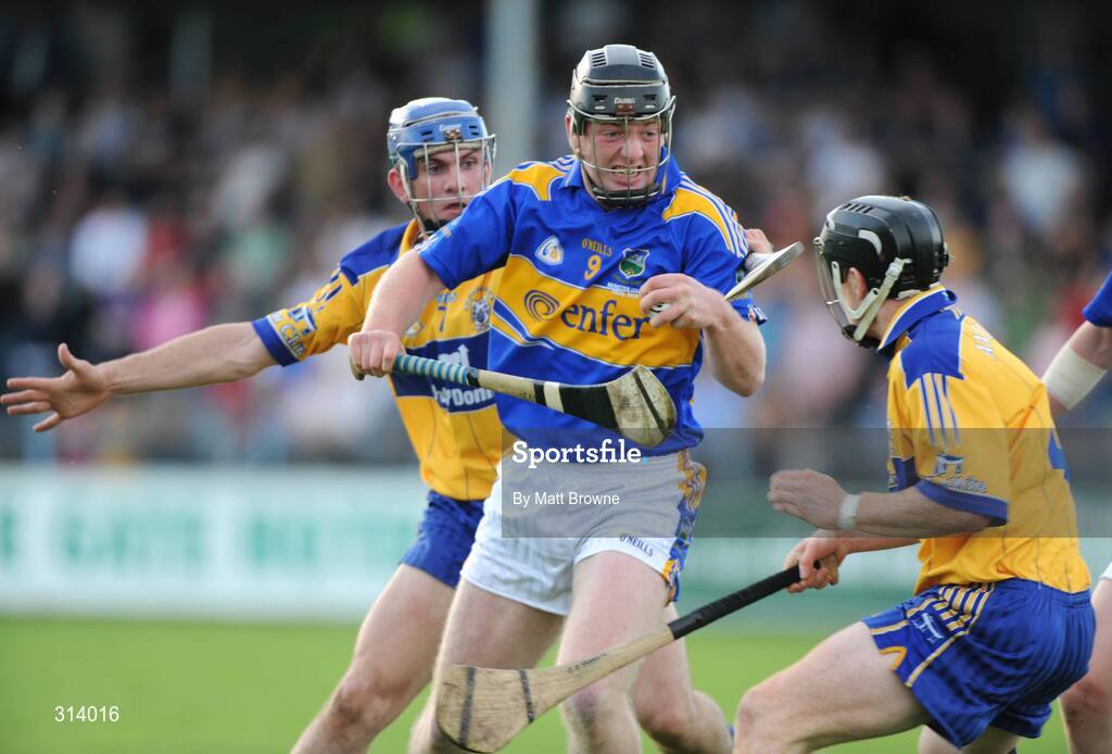 30 July 2008; Seamus Hennessy, Tipperary, in action against James McInerney, left, and Ciaran O'Doherty, Clare. Bord Gais Munster GAA Hurling U21 Championship Final - Clare v Tipperary. Cusack Park, Ennis, Co. Clare. Picture credit: Matt Browne / SPORTSFILE