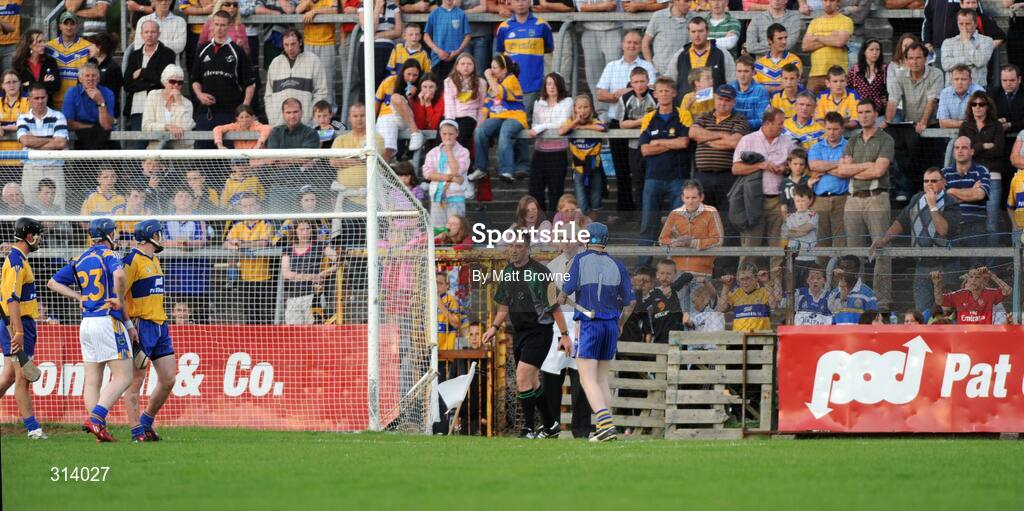 30 July 2008; Clare goalkeeper Donal Touhy remonstrates with an umpire after the umpire had spoken to referee Jason O'Mahony. Bord Gais Munster GAA Hurling U21 Championship Final, Clare v Tipperary, Cusack Park, Ennis, Co. Clare. Picture credit: Matt Browne / SPORTSFILE