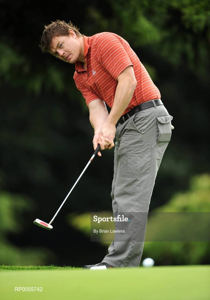 29 July 2008; Brian O'Driscoll watches his putt on the 1st green during the BT IRUPA Rugby Players Golf Classic. Elm Park Golf Club, Dublin. Picture credit: Brian Lawless / SPORTSFILE