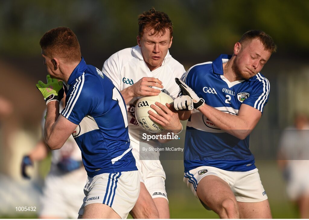 6 June 2015; Paul Cribben, Kildare, in action against Evan O'Carroll, left, and Damien O'Connor, Laois. Leinster GAA Football Senior Championship Quarter-Final, Kildare v Laois. O'Connor Park, Tullamore, Co. Offaly. Picture credit: Stephen McCarthy / SPORTSFILE