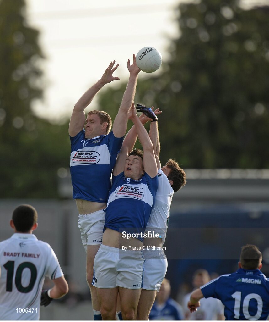 6 June 2015; Donal Kingston, left, and John O'Loughlin, Laois, in action against Gary White, Kildare. Leinster GAA Football Senior Championship Quarter-Final, Kildare v Laois. O'Connor Park, Tullamore, Co. Offaly. Picture credit: Piaras Ó Mídheach / SPORTSFILE