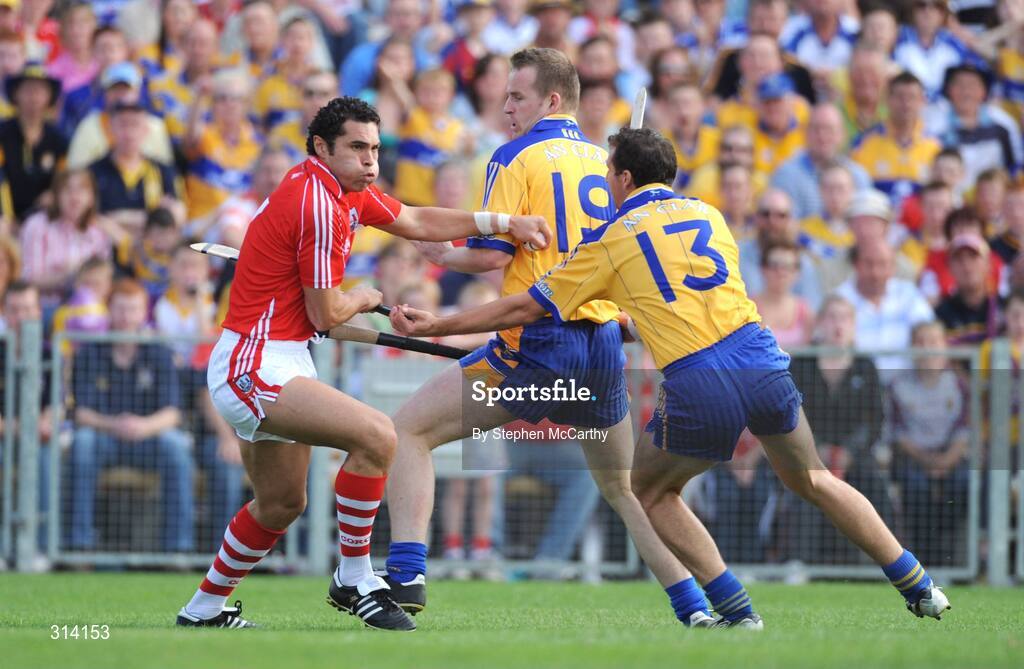 27 July 2008; Sean Og O hAilpin, Cork, in action against Barry Nugent, left, and Tony Griffin, Clare. GAA Hurling All-Ireland Senior Championship Quarter-Final, Clare v Cork, Semple Stadium, Thurles, Co. Tipperary. Picture credit: Stephen McCarthy / SPORTSFILE