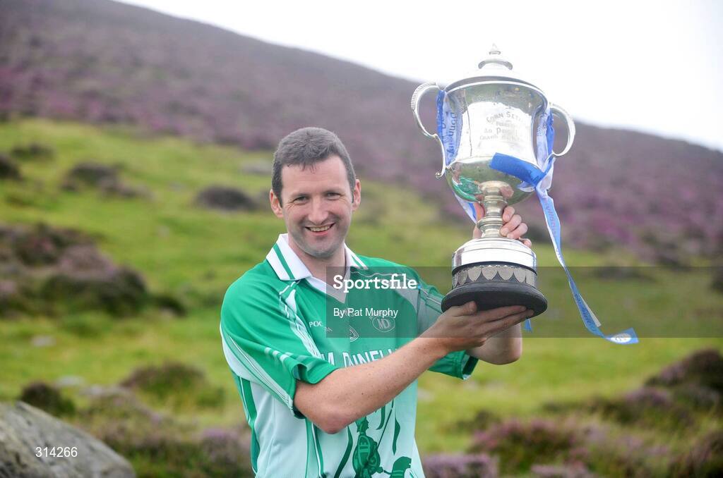 2 August 2008; Brendan Cummins lifts the 2008 M Donnelly Poc Fada trophy. Annaverna Mountain, Ravensdale, Co. Louth. Picture credit: Pat Murphy / SPORTSFILE