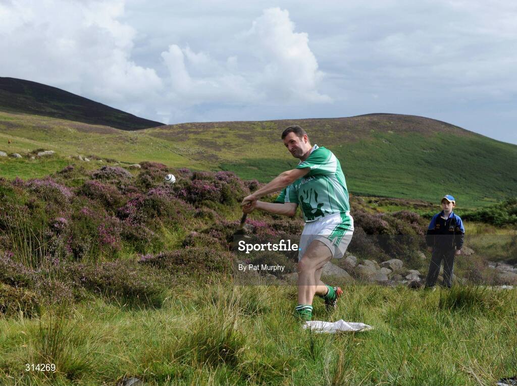 2 August 2008; Brendan Cummins on his way to winning the 2008 M Donnelly Poc Fada. Annaverna Mountain, Ravensdale, Co. Louth. Picture credit: Pat Murphy / SPORTSFILE