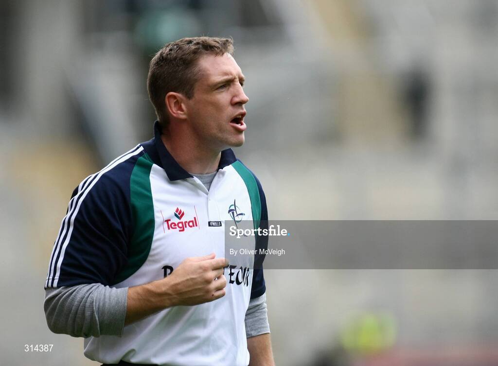 3 August 2008; Kildare manager Kieran McGeeney shouts instructions to his players. All-Ireland Senior Football Championship Qualifier, Round 3, Fermanagh v Kildare, Croke Park, Dublin. Picture credit: Oliver McVeigh / SPORTSFILE