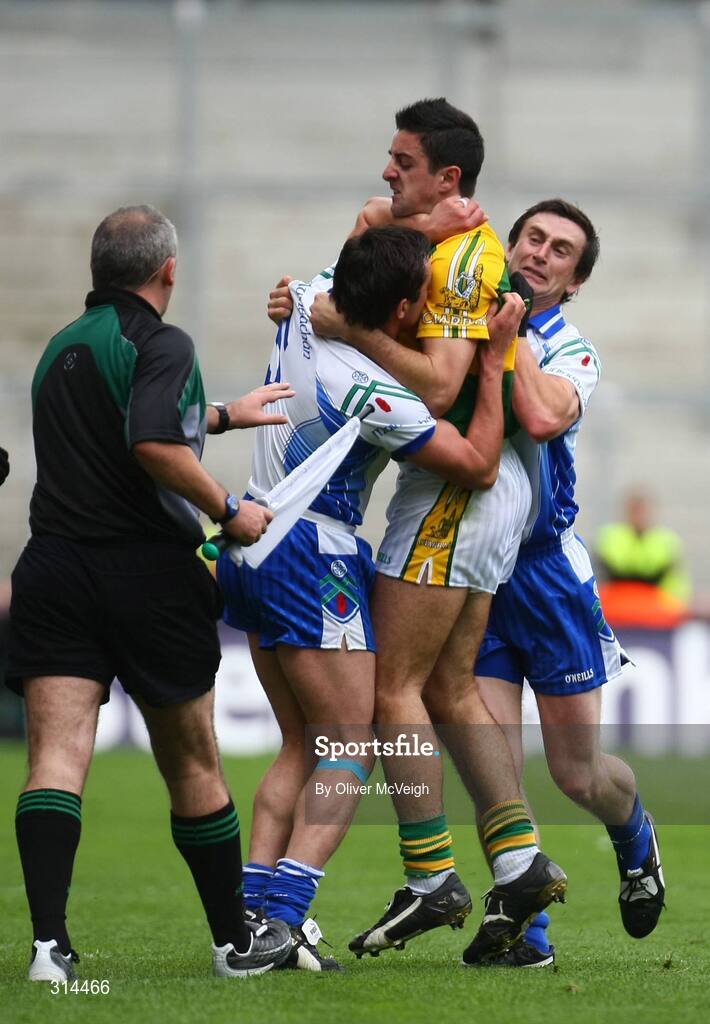 3 August 2008; Aidan O'Mahony, Kerry, in a dispute with Damien Freeman and Gary McQuiad, Monaghan. All-Ireland Senior Football Championship Qualifier, Round 3, Kerry v Monaghan, Croke Park, Dublin. Picture credit: Oliver McVeigh / SPORTSFILE