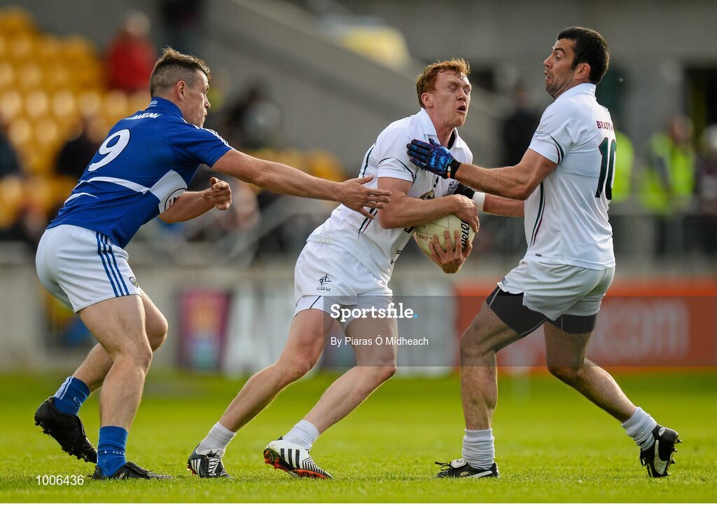 6 June 2015; Paul Cribbin, Kildare, supported by team-mate Padraig O'Neill, right, in action against John O'Loughlin, Laois. Leinster GAA Football Senior Championship Quarter-Final, Kildare v Laois. O'Connor Park, Tullamore, Co. Offaly. Picture credit: Piaras Ó Mídheach / SPORTSFILE