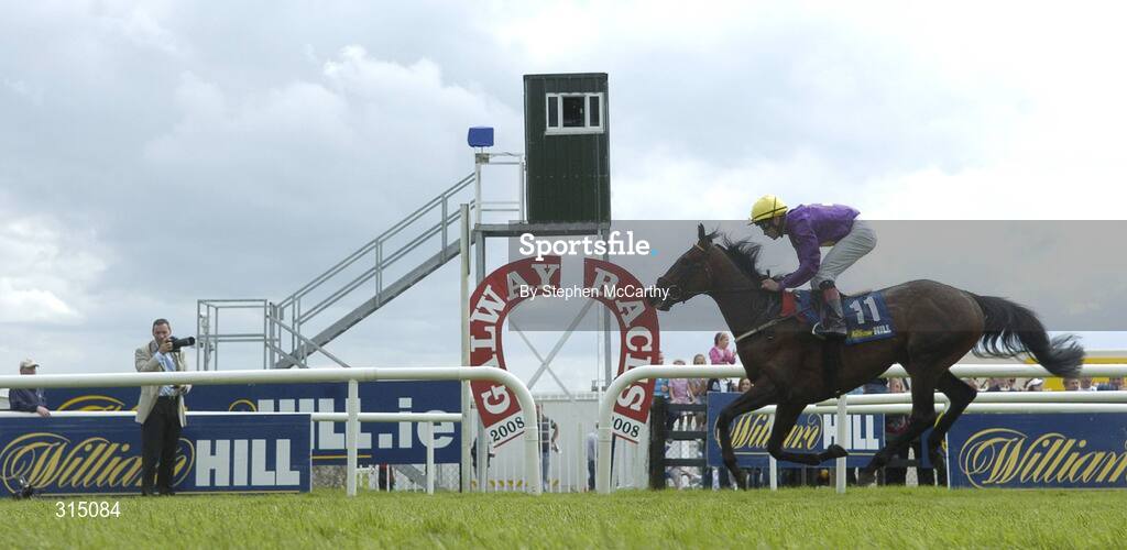 30 July 2008; Directa King, with Pat Smullen up, on their way to winning the William Hill 1800 333 555 Handicap. Galway Racing Festival - Wednesday, Ballybrit, Galway. Picture credit: Stephen McCarthy / SPORTSFILE