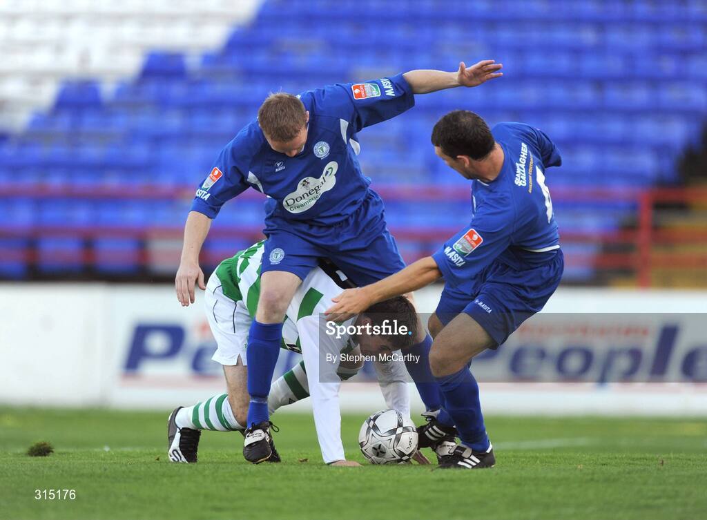 8 August 2008; Padraig Amond, Shamrock Rovers, in action against Sean McGowan, left, and Declan Boyle, Finn Harps. eircom League of Ireland Premier Division, Shamrock Rovers v Finn Harps, Tolka Park, Dublin. Picture credit: Stephen McCarthy / SPORTSFILE *** Local Caption *** 9  6 v4