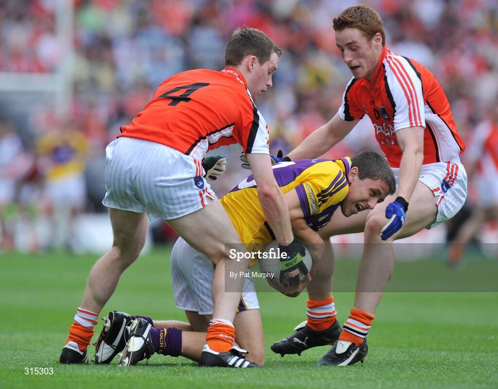 9 August 2008; Ciaran Lyng, Wexford, in action against Finnian Moriarty, left, and Charlie Vernon, Armagh. GAA Football All-Ireland Senior Championship Quarter-Final, Armagh v Wexford, Croke Park, Dublin. Picture credit: Pat Murphy / SPORTSFILE
