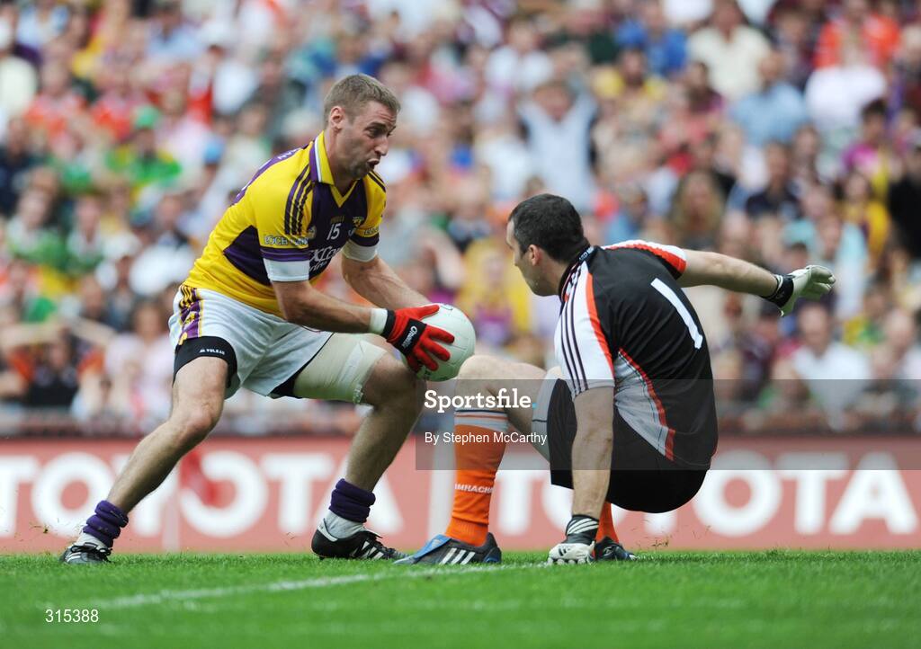 9 August 2008; Matty Forde, Wexford, beats Armagh goalkeeper Paul Hearty en-route to scoring his side's goal. GAA Football All-Ireland Senior Championship Quarter-Final, Armagh v Wexford, Croke Park, Dublin. Picture credit: Stephen McCarthy / SPORTSFILE