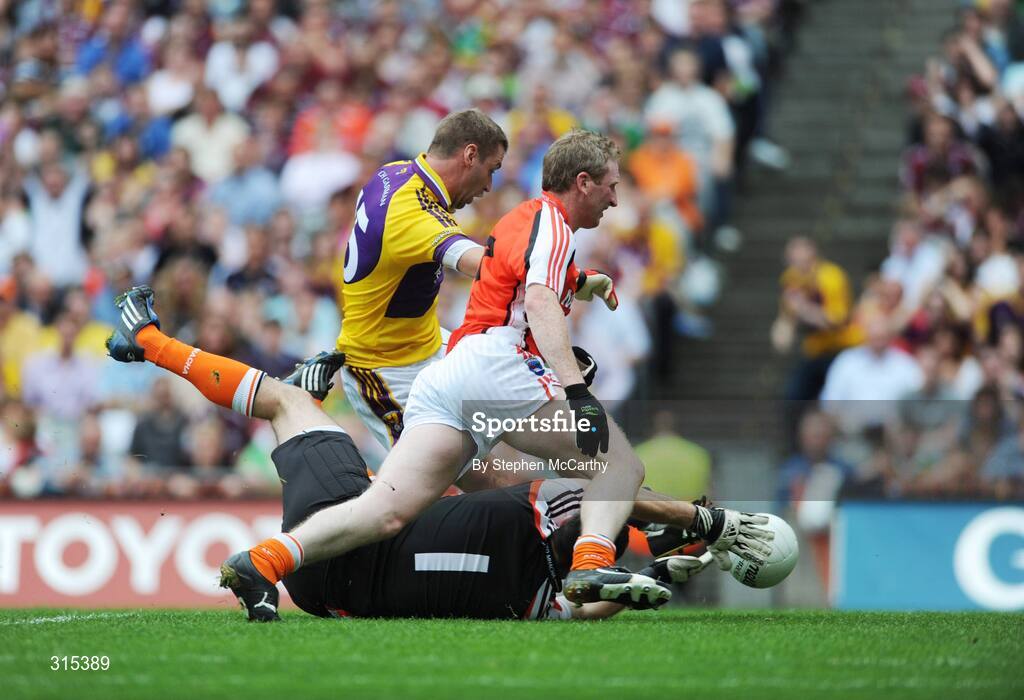 9 August 2008; Matty Forde, Wexford, shoots to score his side's goal past Armagh goalkeeper Paul Hearty and full-back Francie Bellew. GAA Football All-Ireland Senior Championship Quarter-Final, Armagh v Wexford, Croke Park, Dublin. Picture credit: Stephen McCarthy / SPORTSFILE