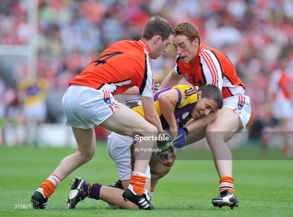 9 August 2008; Ciaran Lyng, Wexford, in action against Finnian Moriarty, left, and Charlie Vernon, Armagh. GAA Football All-Ireland Senior Championship Quarter-Final, Armagh v Wexford, Croke Park, Dublin. Picture credit: Pat Murphy / SPORTSFILE