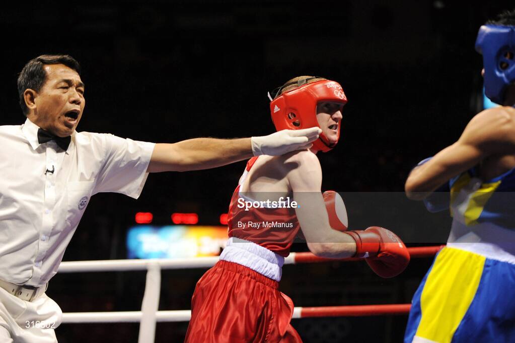 16 August 2008; The referee steps in to separate the boxers during the Paddy Barnes, Ireland, v Jose Luis Meza, Ecuador, the 'round of 16' Light Fly weight, 48kg, contest. Beijing 2008 - Games of the XXIX Olympiad, Beijing Workers Gymnasium, Olympic Green, Beijing, China. Picture credit: Ray McManus / SPORTSFILE