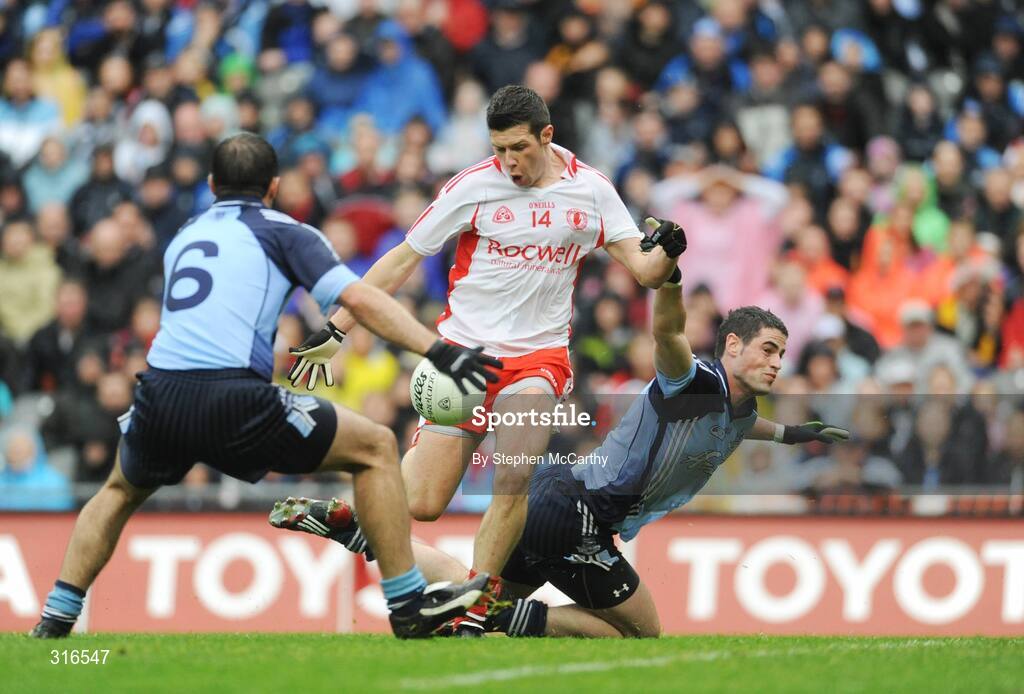 16 August 2008; Sean Cavanagh, Tyrone, shoots to score his side's first goal despite the attention of Bryan Cullen, left, and Ross McConnell, Dublin. GAA Football All-Ireland Senior Championship Quarter-Final, Dublin v Tyrone, Croke Park, Dublin. Picture credit: Stephen McCarthy / SPORTSFILE