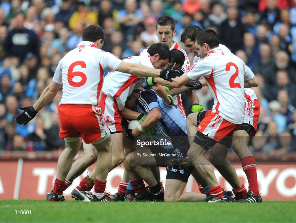 16 August 2008; Kevin Bonner, Dublin, is surrounded by Tyrone players. GAA Football All-Ireland Senior Championship Quarter-Final, Dublin v Tyrone, Croke Park, Dublin. Picture credit: Stephen McCarthy / SPORTSFILE