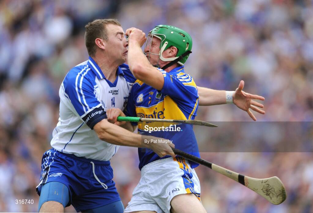17 August 2008; Shane Maher, Tipperary, in action against Eoin Kelly, Waterford. GAA Hurling All-Ireland Senior Championship Semi-Final, Tipperary v Waterford, Croke Park, Dublin. Picture credit: Pat Murphy / SPORTSFILE