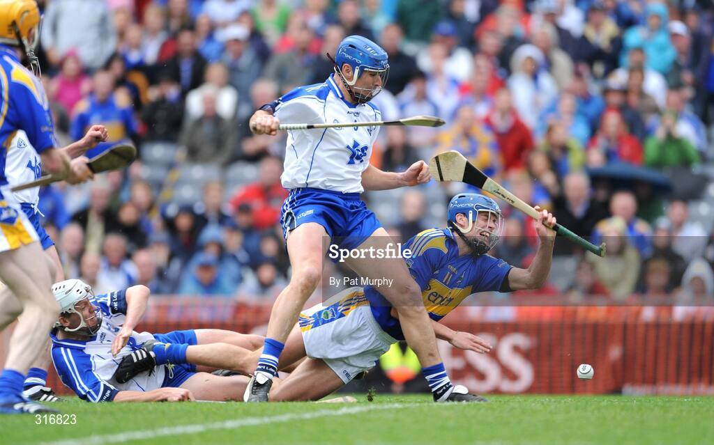 17 August 2008; Hugh Maloney, Tipperary, in action against Eoin Murphy, left, and Declan Prendergast, Waterford. GAA Hurling All-Ireland Senior Championship Semi-Final, Tipperary v Waterford, Croke Park, Dublin. Picture credit: Pat Murphy / SPORTSFILE