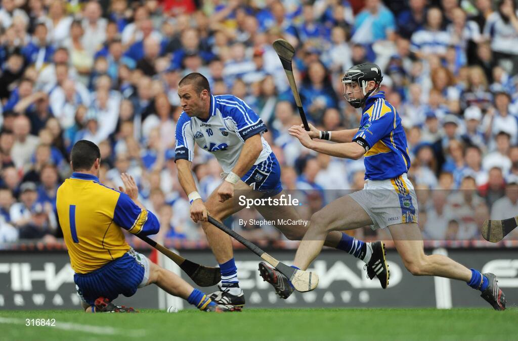17 August 2008; Dan Shanahan, Waterford, in action against Brendan Cummins, left, and Paul Curran, Tipperary. GAA Hurling All-Ireland Senior Championship Semi-Final, Tipperary v Waterford, Croke Park, Dublin. Picture credit: Stephen McCarthy / SPORTSFILE