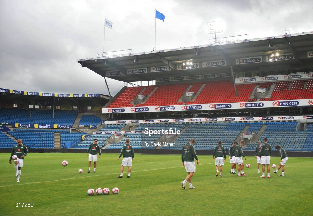 19 August 2008; General view of Republic of Ireland players and staff during squad training. Ullevall Stadium, Oslo, Norway. Picture credit: David Maher / SPORTSFILE