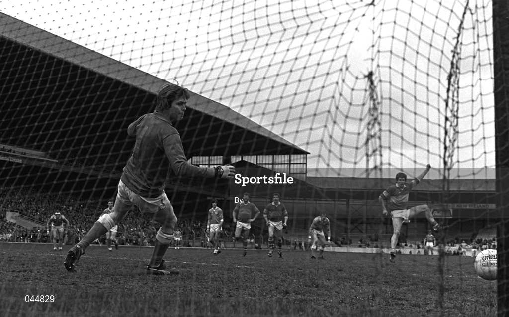 15 August 1982; Armagh goalkeeper Brian McAlinden watches as Kerry's Mick Spillane kicks his penalty wide. Kerry v Armagh, All-Ireland Football semi-final, Croke Park, Dublin. Picture credit; Ray McManus/SPORTSFILE