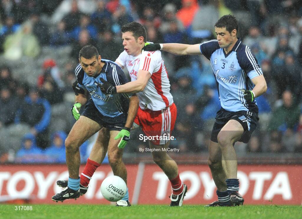 16 August 2008; Sean Cavanagh, Tyrone, in action against David Henry, left, and Ross McConnell, Dublin. GAA Football All-Ireland Senior C'ship Quarter-Final, Dublin v Tyrone, Croke Park, Dublin. Picture credit: Stephen McCarthy / SPORTSFILE