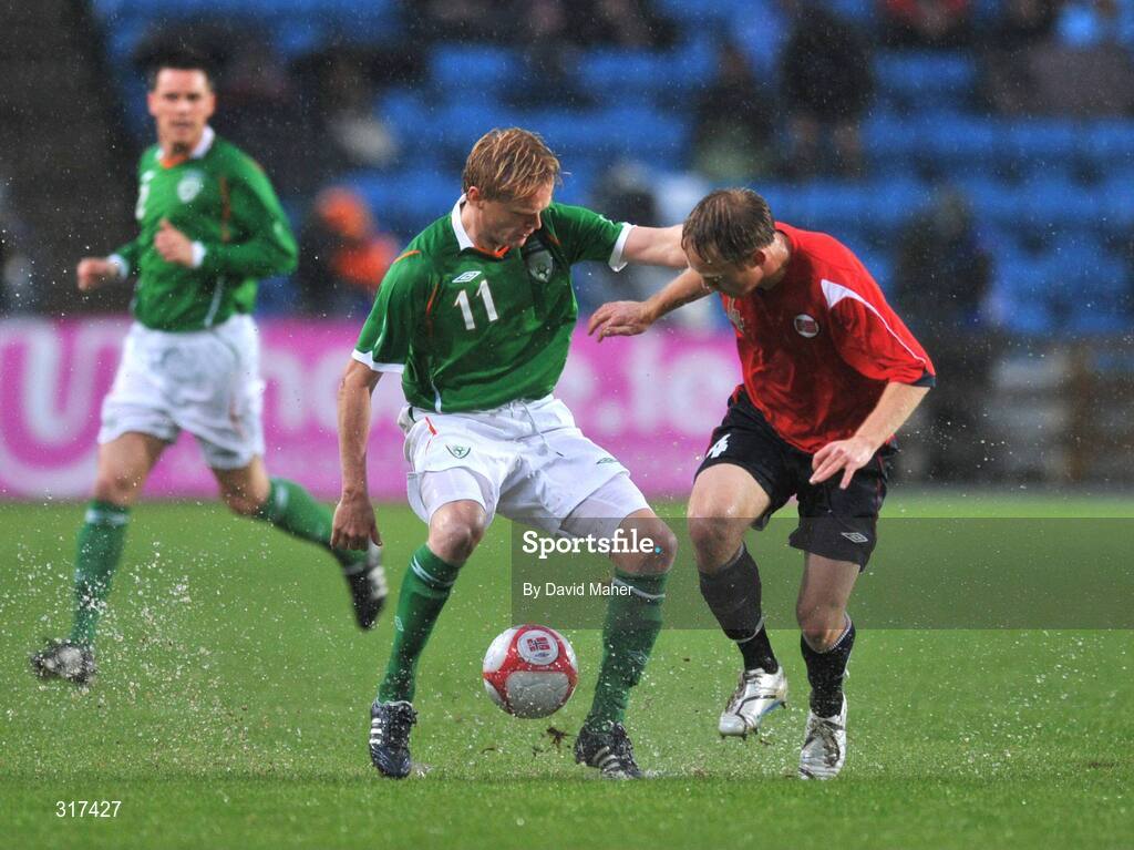 20 August 2008; Damien Duff, Republic of Ireland, in action against Tore Reginiussen, Norway. International Friendly, Norway v Republic of Ireland, Ullevall Stadium, Oslo, Norway. Picture credit: David Maher / SPORTSFILE