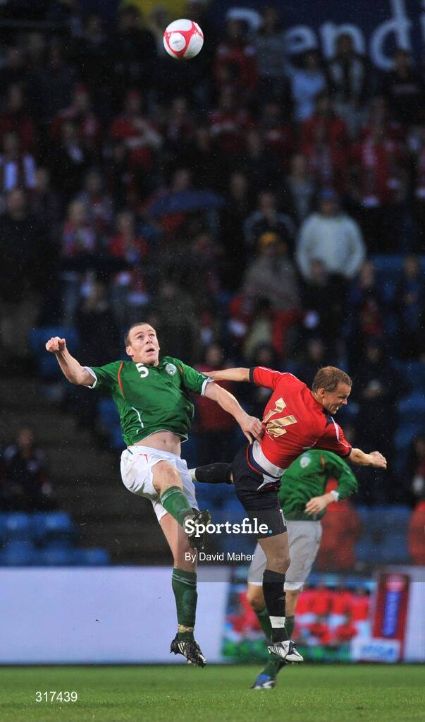 20 August 2008; Richard Dunne, Republic of Ireland, in action against Erik Nevland, Norway. International Friendly, Norway v Republic of Ireland, Ullevall Stadium, Oslo, Norway. Picture credit: David Maher / SPORTSFILE