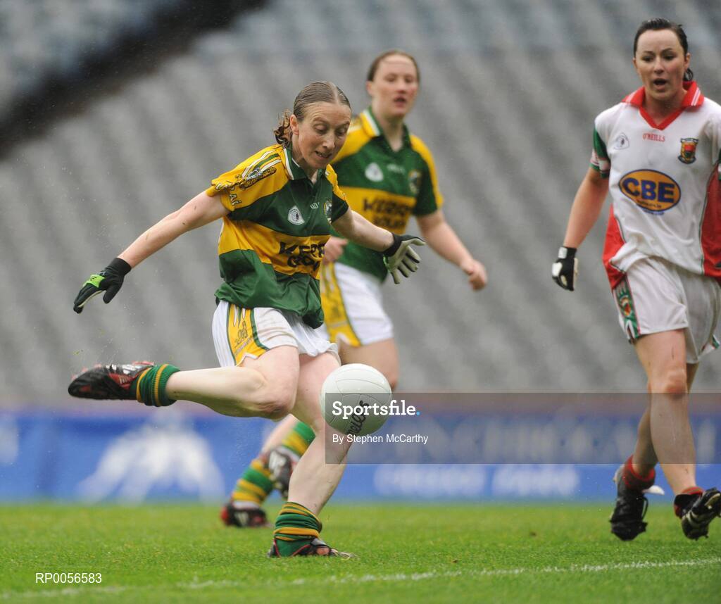 16 August 2008; Geraldine O Se, Kerry, shoots to score her side's only goal. TG4 All-Ireland Ladies Senior Football Championship Quarter-Final, Mayo v Kerry, Croke Park, Dublin. Picture credit: Stephen McCarthy / SPORTSFILE