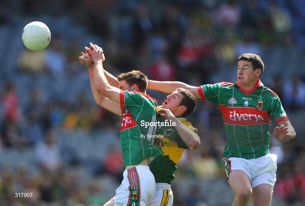 24 August 2008; Sean McHale, left and James Cafferty, Mayo, in action against Colm O'Shea, Kerry. ESB GAA Football All-Ireland Minor Championship Semi-Final, Kerry v Mayo, Croke Park, Dublin. Photo by Sportsfile