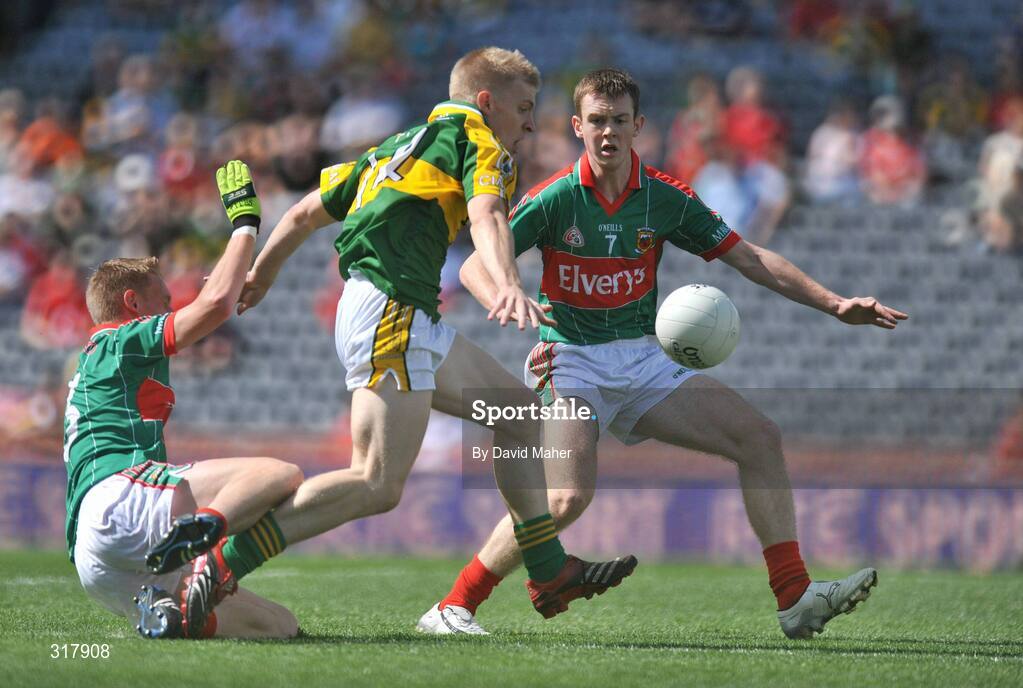 24 August 2008; Barry John Walsh, Kerry, in action against Kevin Keane, left, and Sean Nally, Mayo. ESB GAA Football All-Ireland Minor Championship Semi-Final, Kerry v Mayo, Croke Park, Dublin. Picture credit: David Maher / SPORTSFILE