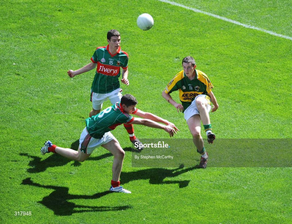 24 August 2008; Daithi Casey, Kerry, in action against James Cafferty, 8, and Aodan Walsh, Mayo. ESB GAA Football All-Ireland Minor Championship Semi-Final, Kerry v Mayo, Croke Park, Dublin. Picture credit: Stephen McCarthy / SPORTSFILE