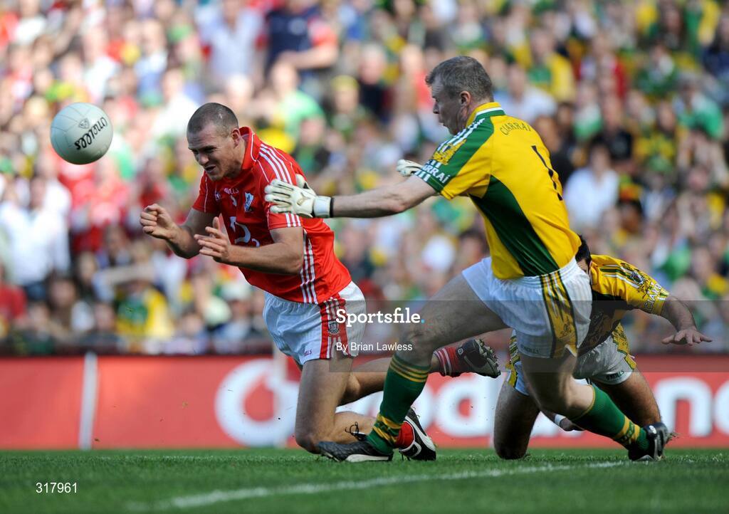 24 August 2008; Pearse O'Neill, Cork, in action against Diarmuid Murphy and Aidan O'Mahony, right, Kerry. GAA Football All-Ireland Senior Championship Semi-Final, Kerry v Cork, Croke Park, Dublin. Picture credit: Brian Lawless / SPORTSFILE