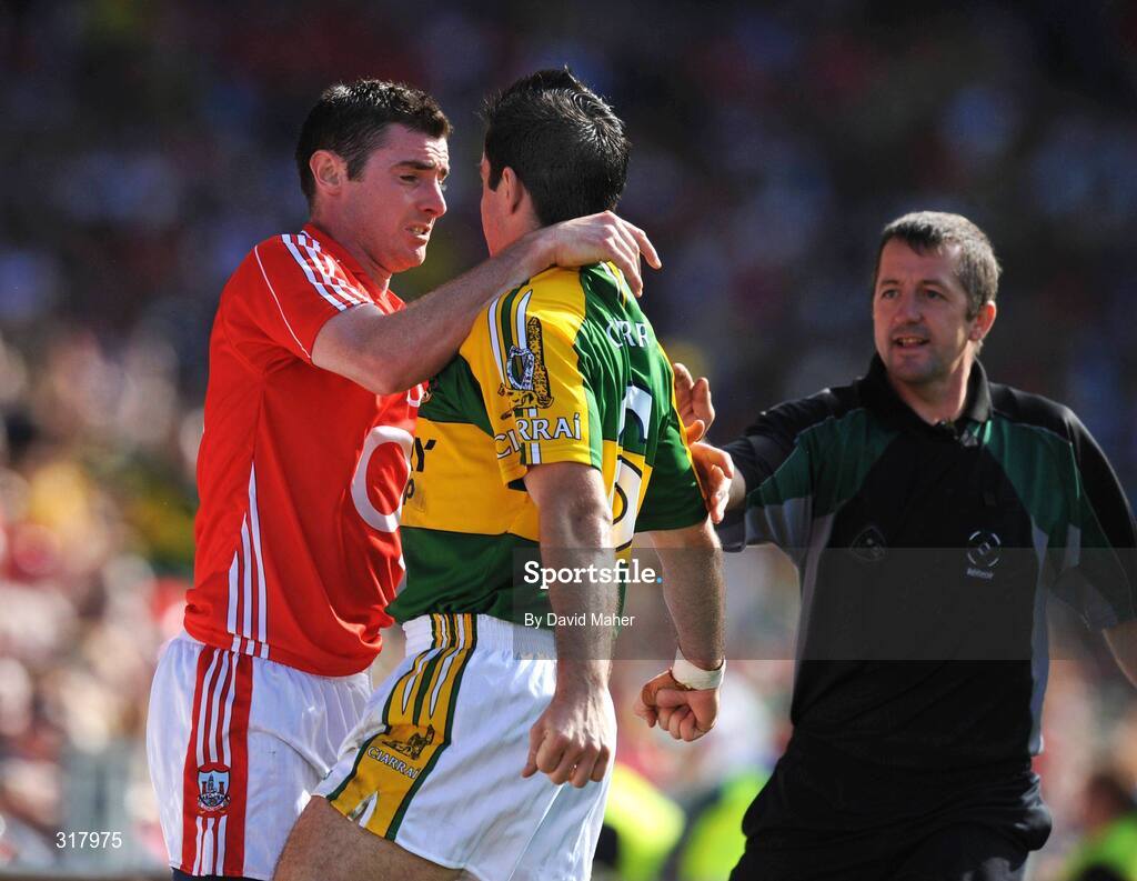 24 August 2008; Donncha O'Connor, Cork, tussles with Aidan O'Mahony, Kerry, before being sent off by Referee Joe McQuillan. GAA Football All-Ireland Senior Championship Semi-Final, Kerry v Cork, Croke Park, Dublin. Picture credit: David Maher / SPORTSFILE