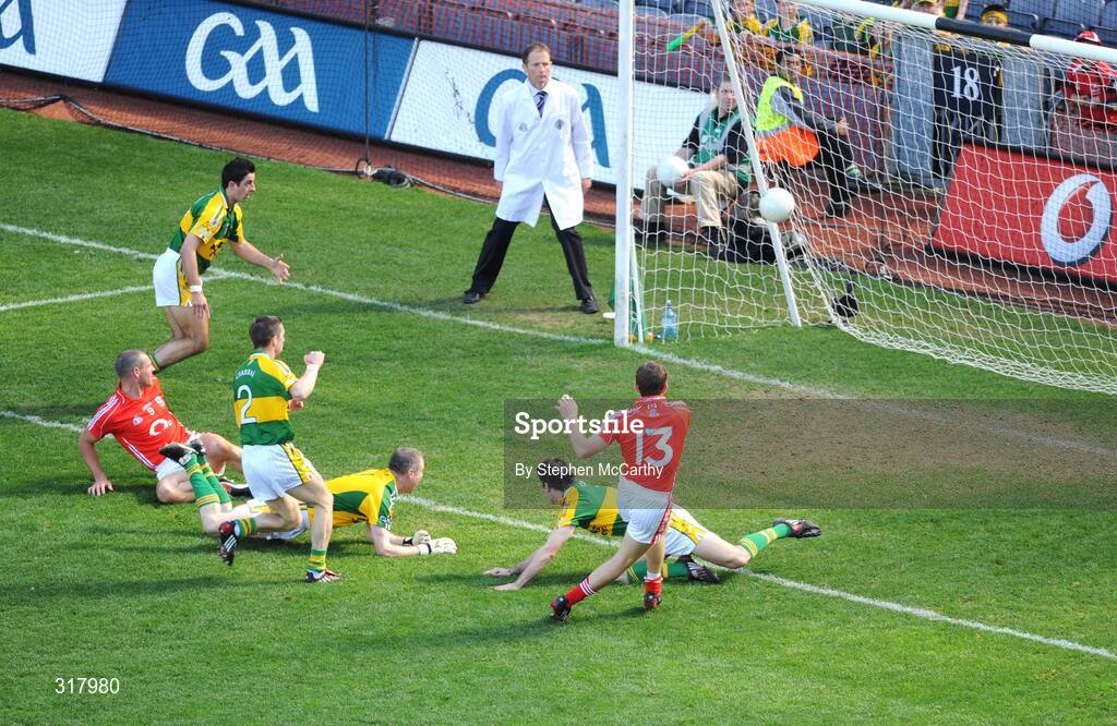 24 August 2008; Daniel Goulding, Cork, 13, shoots to score his side's first goal despite the attention of Kerry players, from left, Aidan O'Mahony, goalkeeper Diarmuid Murphy, Marc O Se, and Tom O'Sullivan. GAA Football All-Ireland Senior Championship Semi-Final, Kerry v Cork, Croke Park, Dublin. Picture credit: Stephen McCarthy / SPORTSFILE