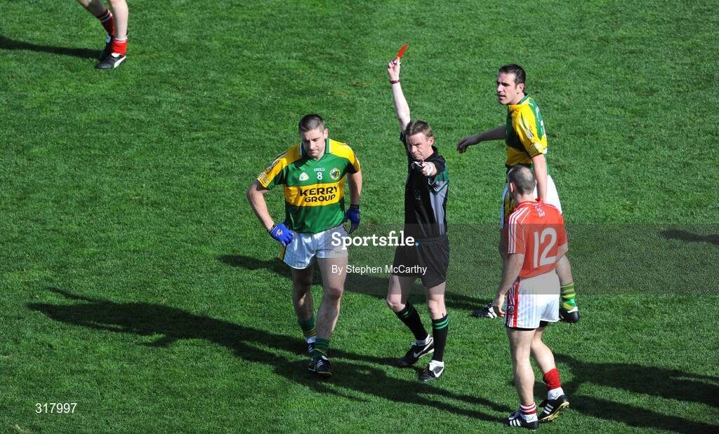 24 August 2008; Darragh O Se, Kerry, is sent off by referee Joe McQuillan, Cavan. GAA Football All-Ireland Senior Championship Semi-Final, Kerry v Cork, Croke Park, Dublin. Picture credit: Stephen McCarthy / SPORTSFILE