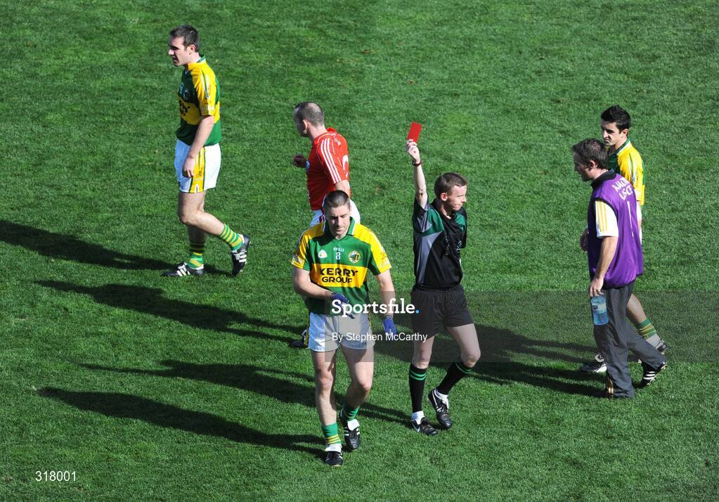 24 August 2008; Darragh O Se, Kerry, is sent off by referee Joe McQuillan, Cavan. GAA Football All-Ireland Senior Championship Semi-Final, Kerry v Cork, Croke Park, Dublin. Picture credit: Stephen McCarthy / SPORTSFILE