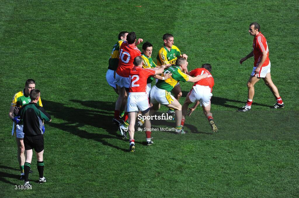 24 August 2008; Cork and Kerry players tussle off the ball as referee Joe McQuillian awaits to send Darragh O Se, Kerry, off. GAA Football All-Ireland Senior Championship Semi-Final, Kerry v Cork, Croke Park, Dublin. Picture credit: Stephen McCarthy / SPORTSFILE