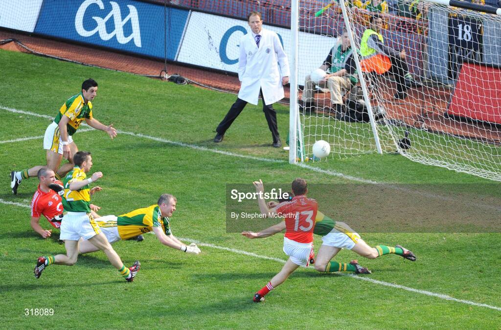 24 August 2008; Daniel Goulding, Cork, 13, shoots to score his side's first goal despite the attention of Kerry players, from left, Aidan O'Mahony, goalkeeper Diarmuid Murphy, Marc O Se, and Tom O'Sullivan. GAA Football All-Ireland Senior Championship Semi-Final, Kerry v Cork, Croke Park, Dublin. Picture credit: Stephen McCarthy / SPORTSFILE