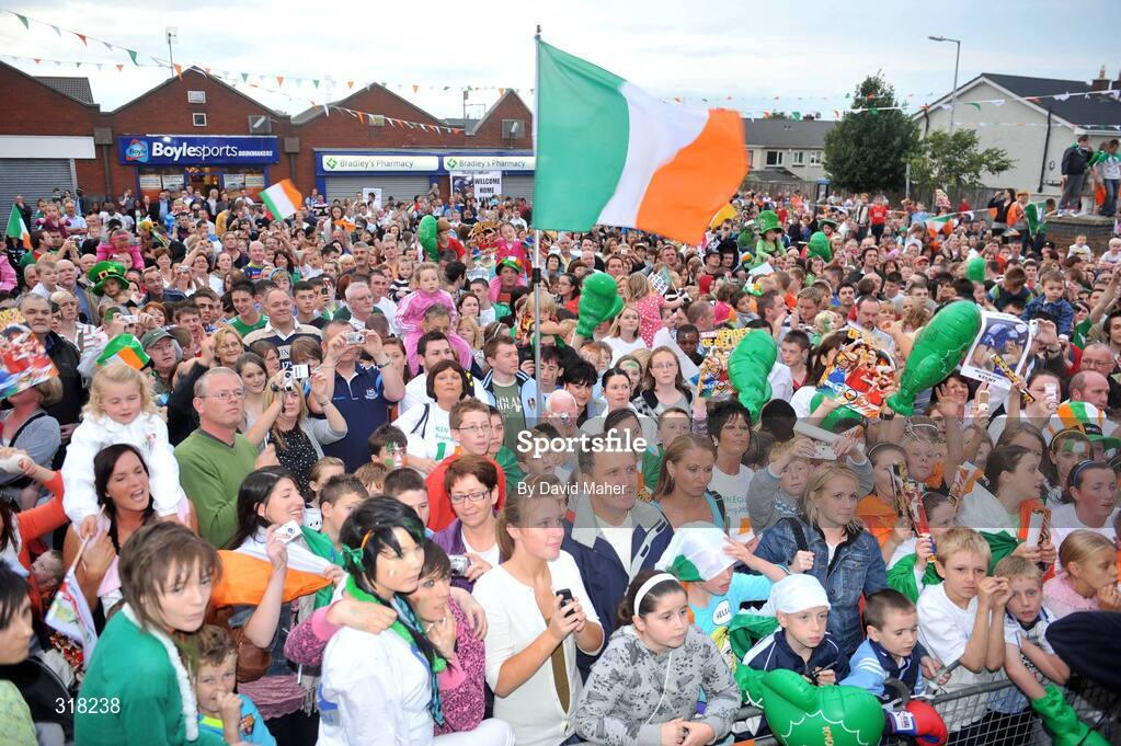 26 August 2008; Supporters watch on as Olympic silver medalist Kenny Egan arrives at Clondalkin, Co. Dublin. Picture credit: David Maher / SPORTSFILE
