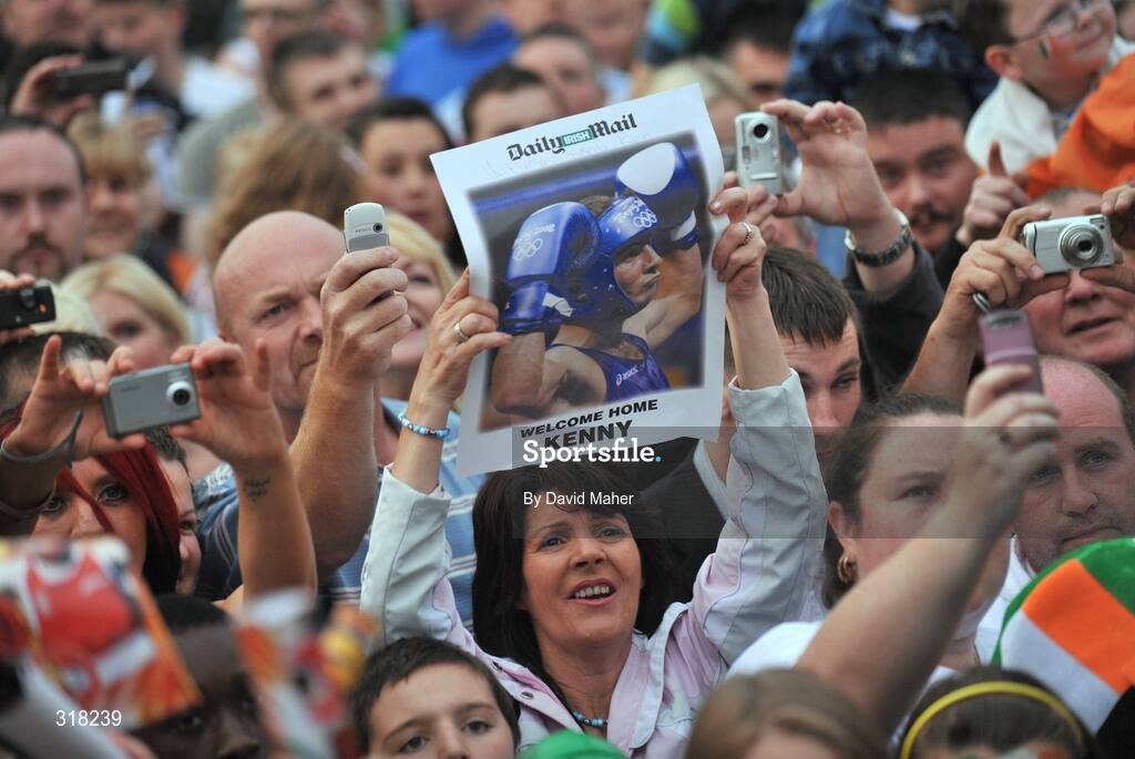 26 August 2008; Supporters watch on as Olympic silver medallist Kenny Egan arrives at Clondalkin, Co. Dublin. Picture credit: David Maher / SPORTSFILE