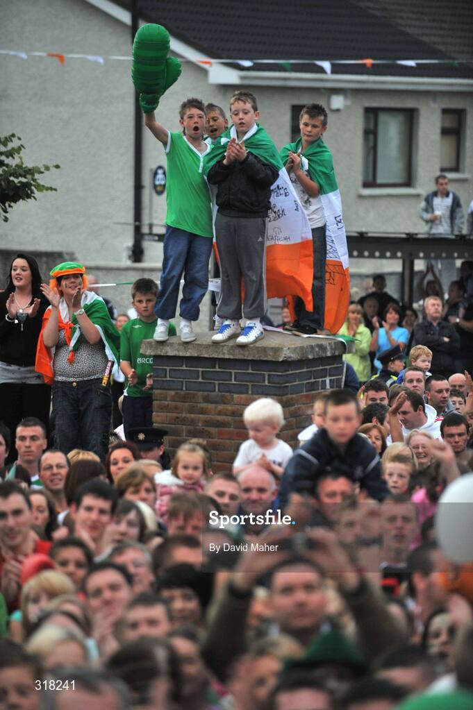 26 August 2008; Supporters watch on as Olympic silver medalist Kenny Egan arrives at Clondalkin, Co. Dublin. Picture credit: David Maher / SPORTSFILE