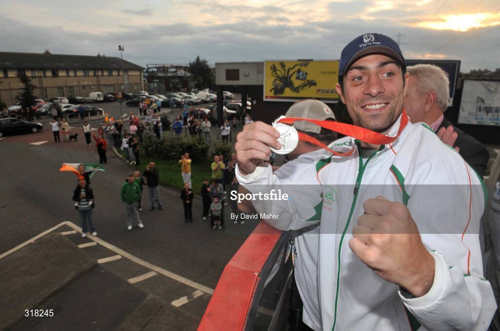 26 August 2008; Supporters watch on as Olympic silver medallist Kenny Egan arrives at Neilstown, Clondalkin, Co. Dublin. Picture credit: David Maher / SPORTSFILE