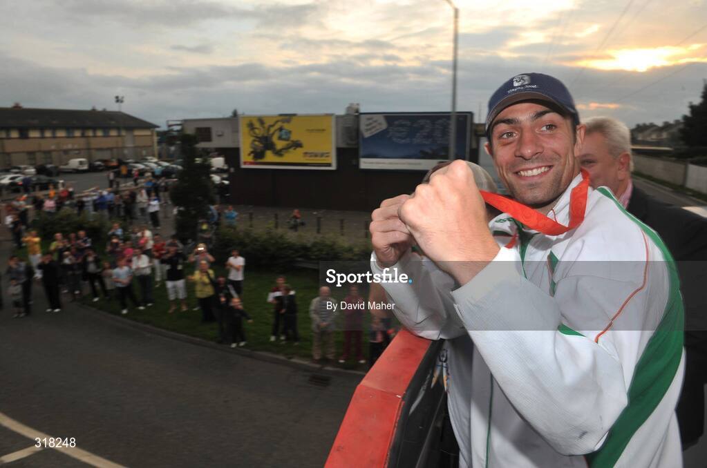 26 August 2008; Supporters watch on as Olympic silver medallist Kenny Egan arrives at Neilstown, Clondalkin, Co. Dublin. Picture credit: David Maher / SPORTSFILE