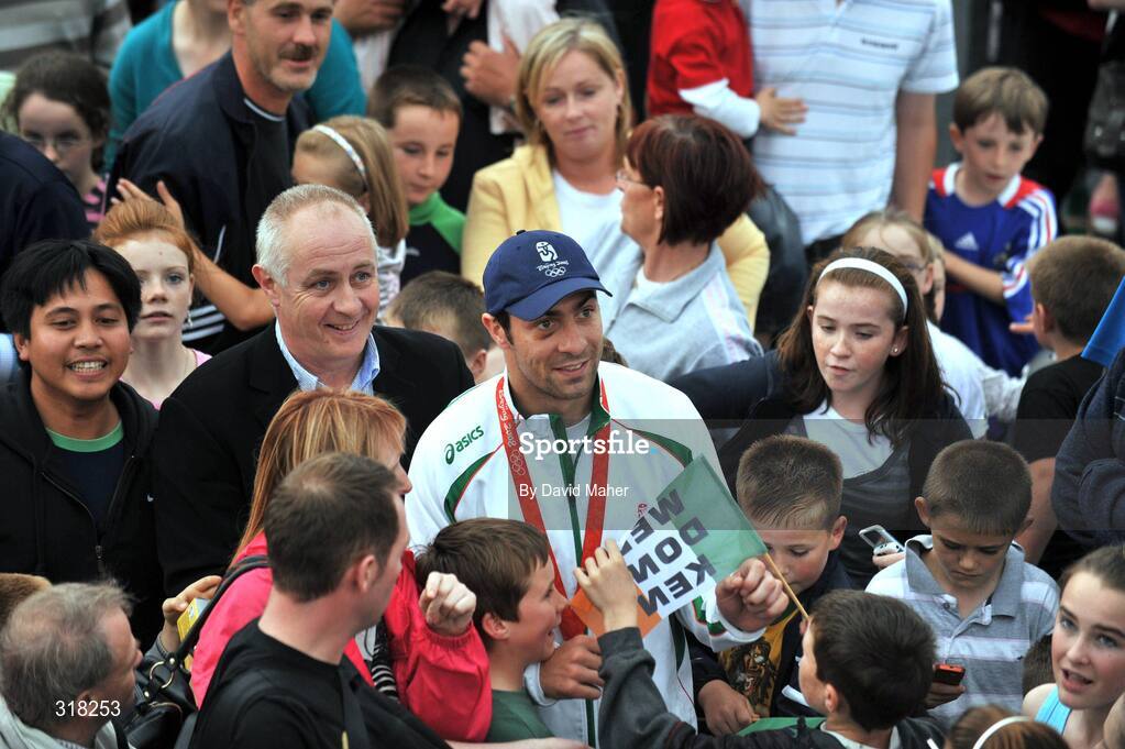 26 August 2008; Olympic silver medallist Kenny Egan is greeted by supporters upon his arrival at Neilstown, Clondalkin, Co. Dublin. Picture credit: David Maher / SPORTSFILE
